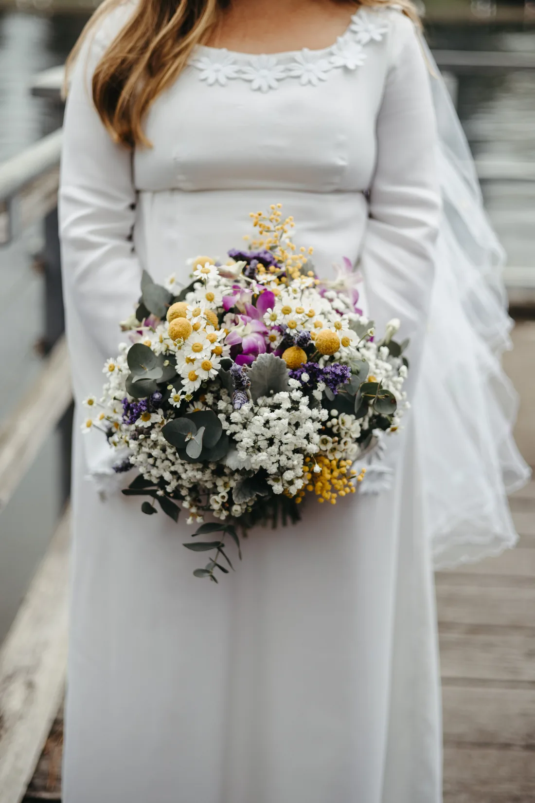Braut mit Wildblumenstrauß